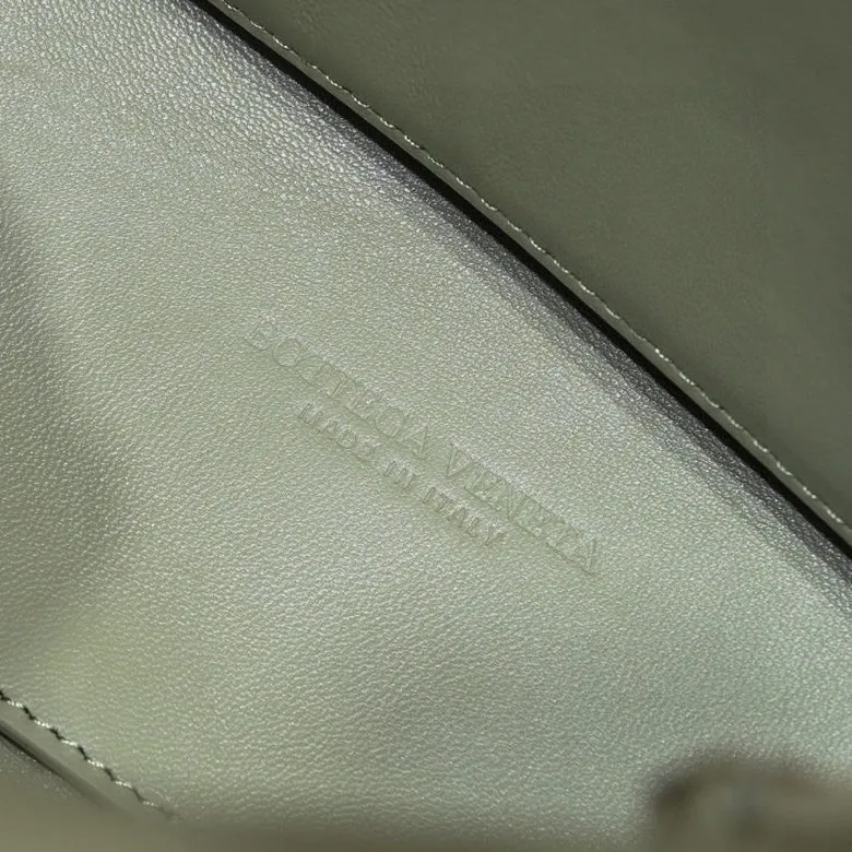Batch 1860 B's 2023 spring and summer new model continues the brand's woven style with detailed metal knot switch buckles. This time, the shoulder straps are also made into tube weaves, showing different craftsmanship. The carrying method is versatile to create more different looks. Intrecciato woven leather small handbag, equipped with sliding crossbody strap. Internal compartments, including 1 zipper pocket and 2 open pockets with magnetic buckle closure. Size: 19*25*10.5cm, model: 7463#